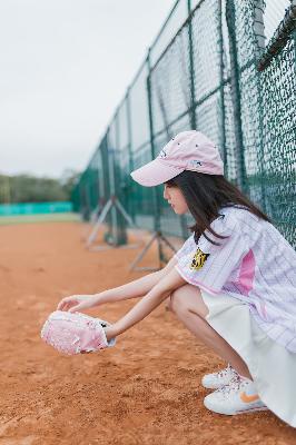 小保姆在厨房做饭